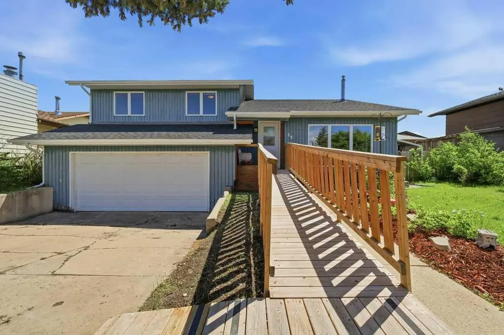 28 Larne Place Penhold AB T0M 1R0