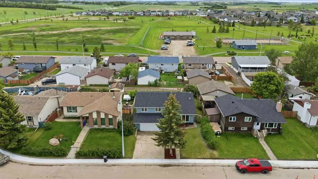 28 Larne Place Penhold AB T0M 1R0