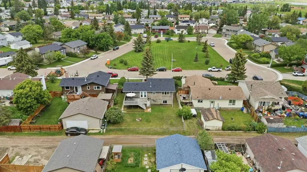 28 Larne Place Penhold AB T0M 1R0