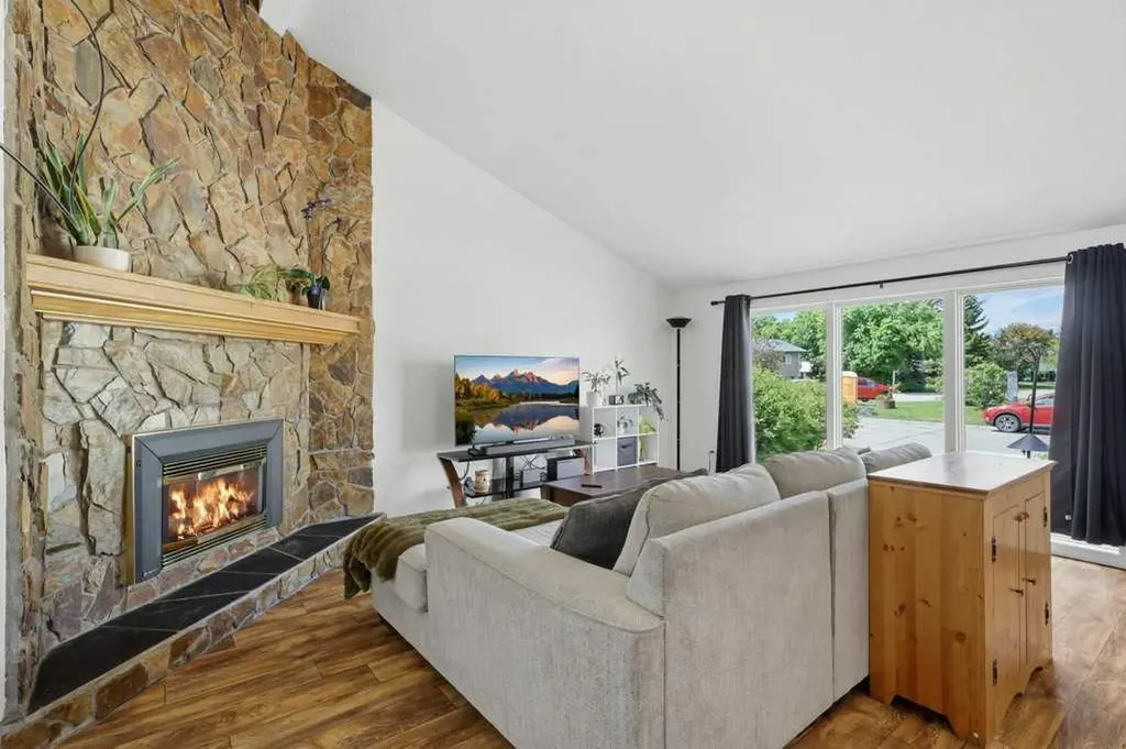 28 Larne Place Penhold AB T0M 1R0