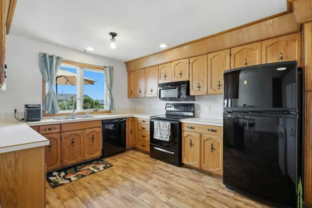 28 Larne Place Penhold AB T0M 1R0