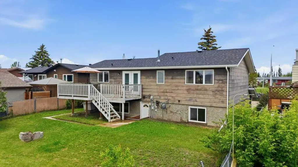 28 Larne Place Penhold AB T0M 1R0