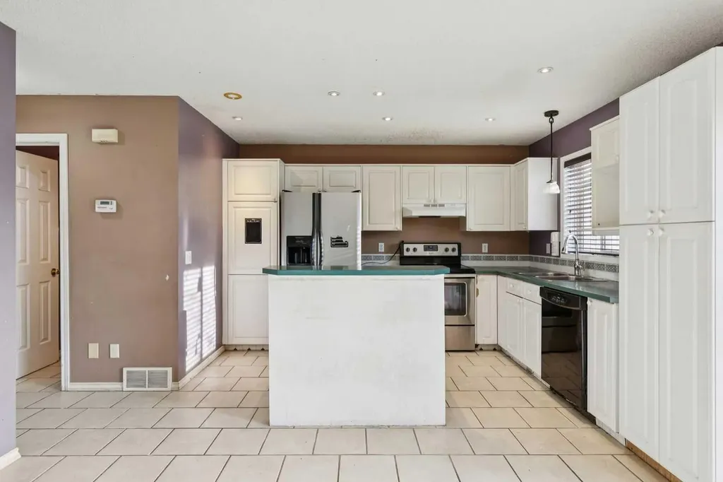 47 Covewood Park NE Calgary AB T3K 4T2