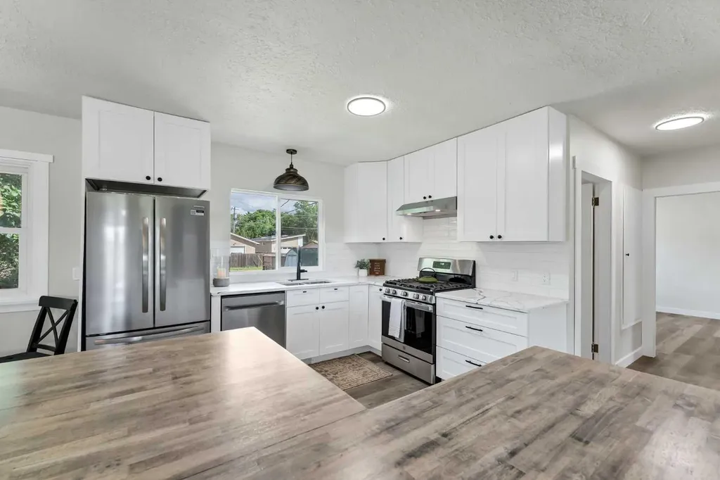 1005 Bullivant Crescent SW Medicine Hat AB T1A 5G7
