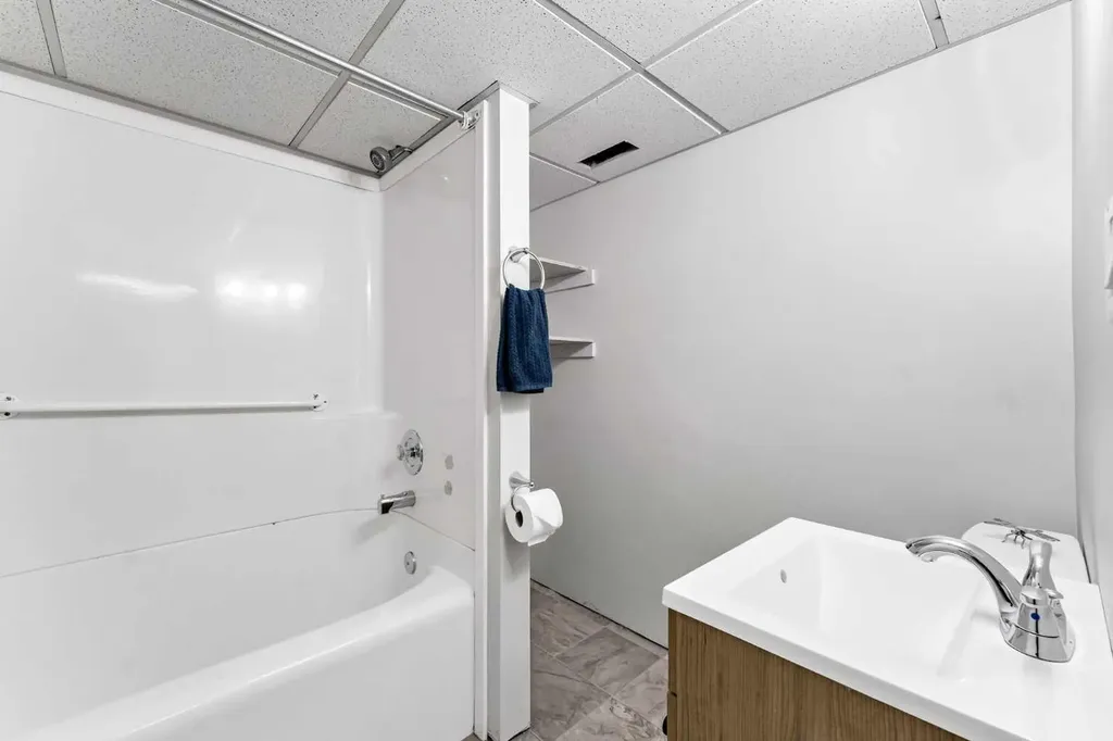 1005 Bullivant Crescent SW Medicine Hat AB T1A 5G7