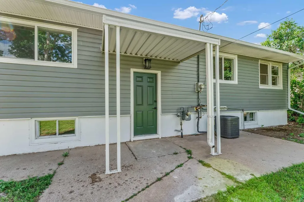 1005 Bullivant Crescent SW Medicine Hat AB T1A 5G7