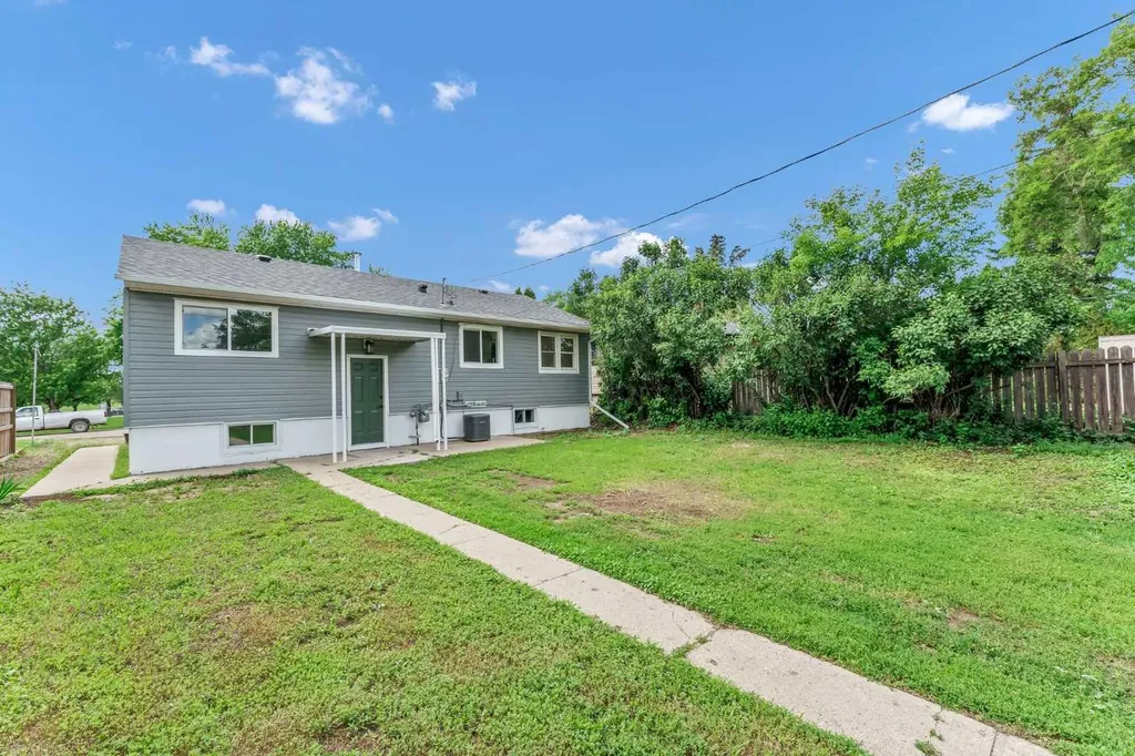 1005 Bullivant Crescent SW Medicine Hat AB T1A 5G7