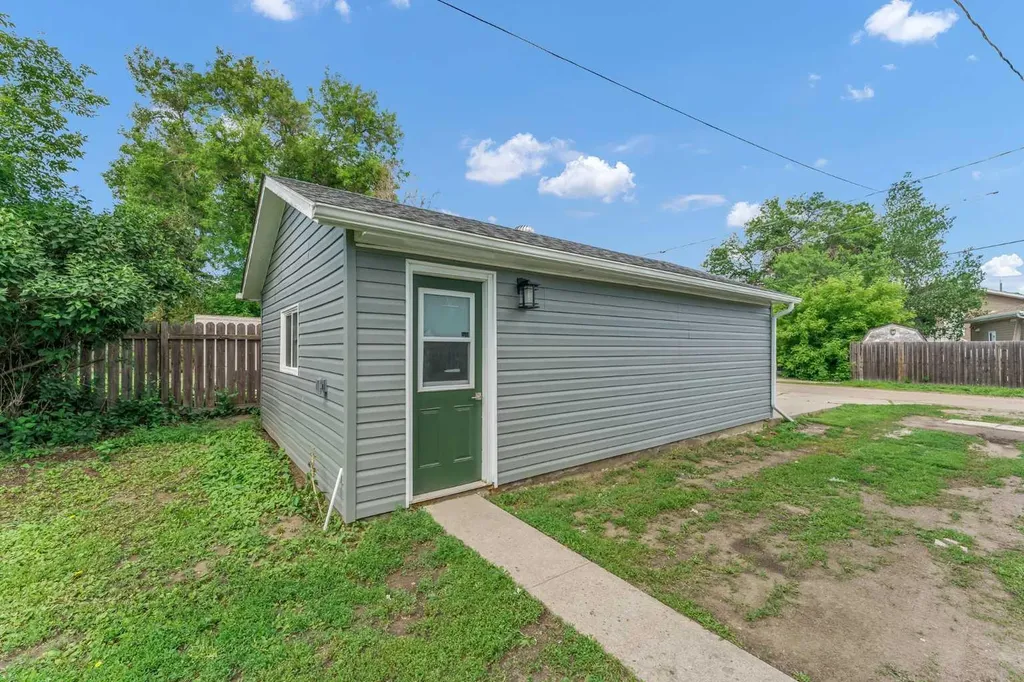 1005 Bullivant Crescent SW Medicine Hat AB T1A 5G7