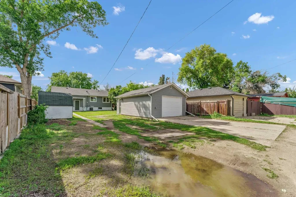 1005 Bullivant Crescent SW Medicine Hat AB T1A 5G7