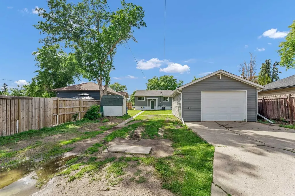 1005 Bullivant Crescent SW Medicine Hat AB T1A 5G7