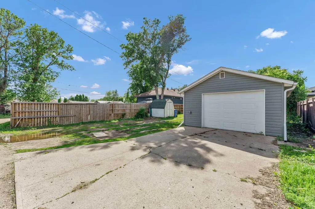 1005 Bullivant Crescent SW Medicine Hat AB T1A 5G7