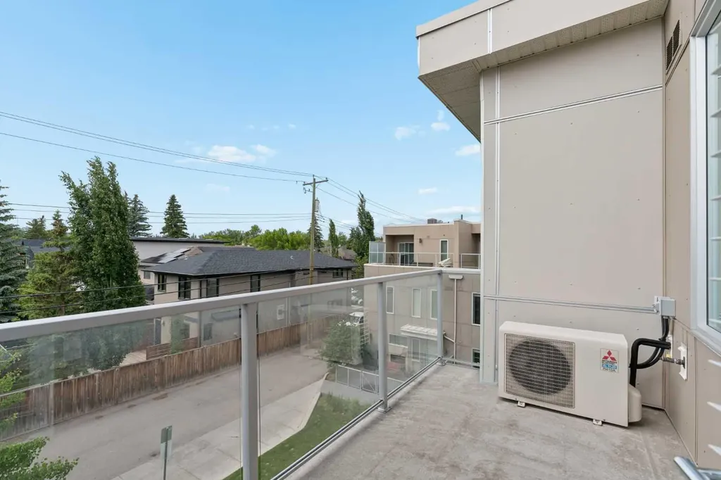 119 19 Street NW Calgary AB T2N 2S7