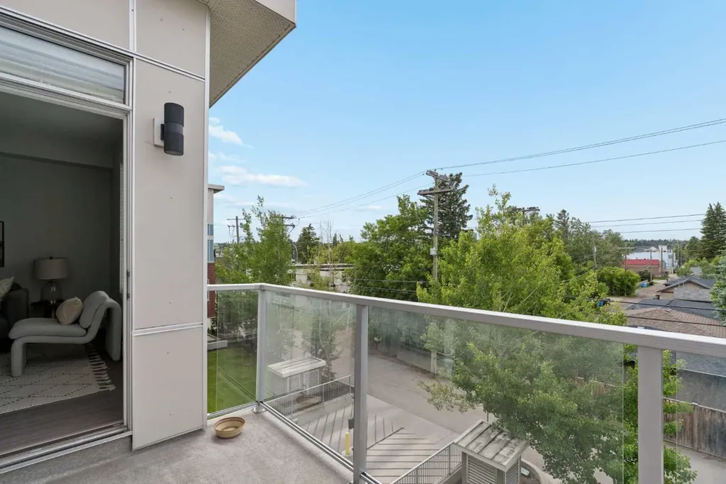 119 19 Street NW Calgary AB T2N 2S7