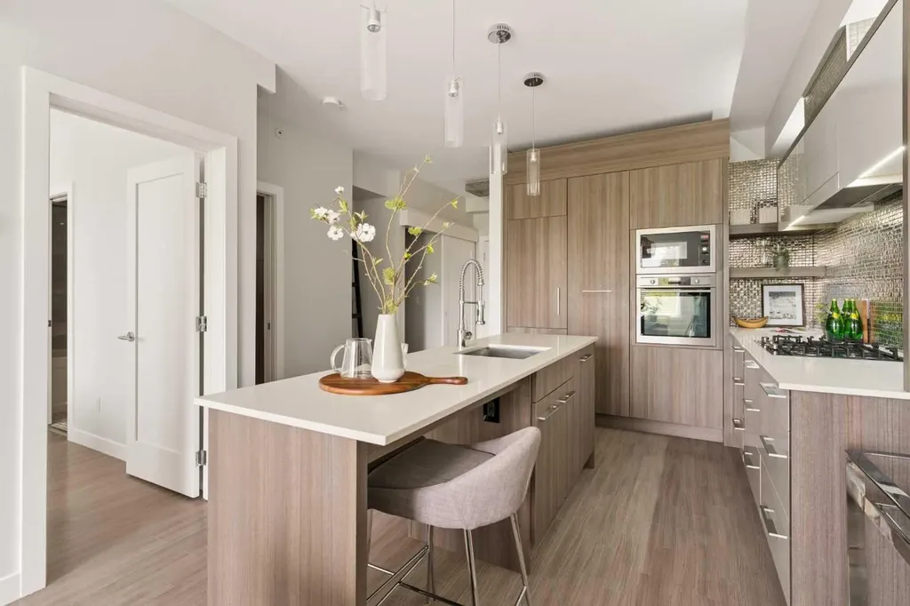 119 19 Street NW Calgary AB T2N 2S7