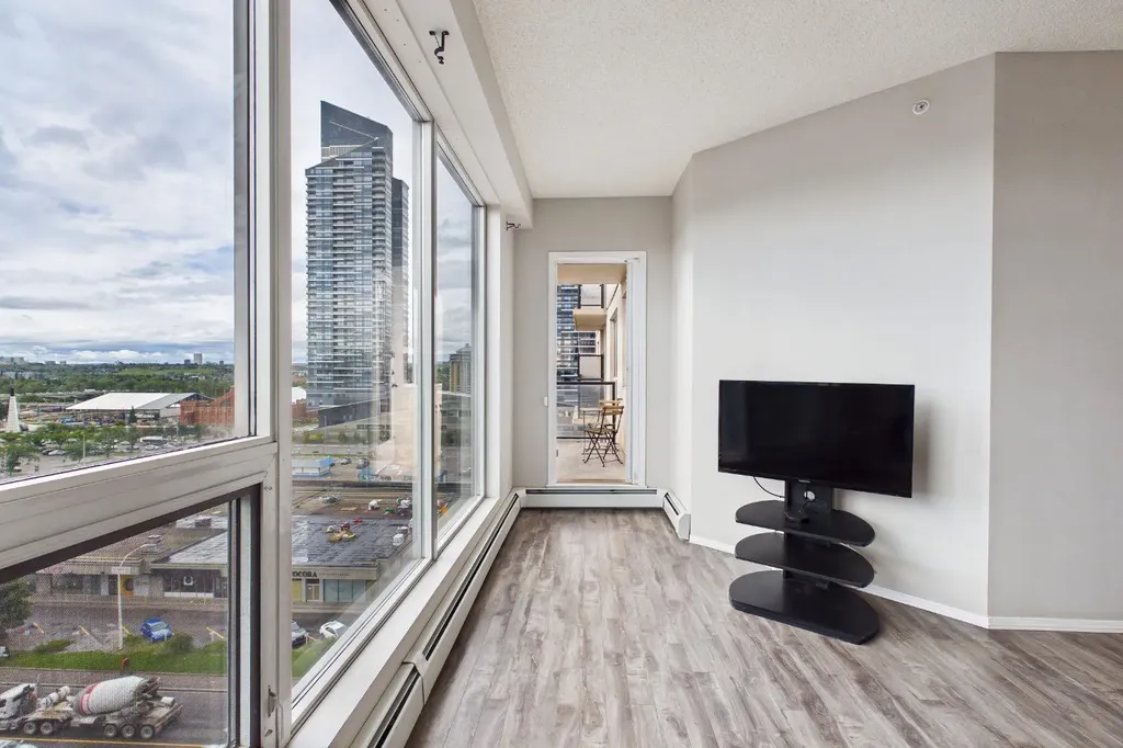 1053 10 Street SW Calgary AB T2R 1S6