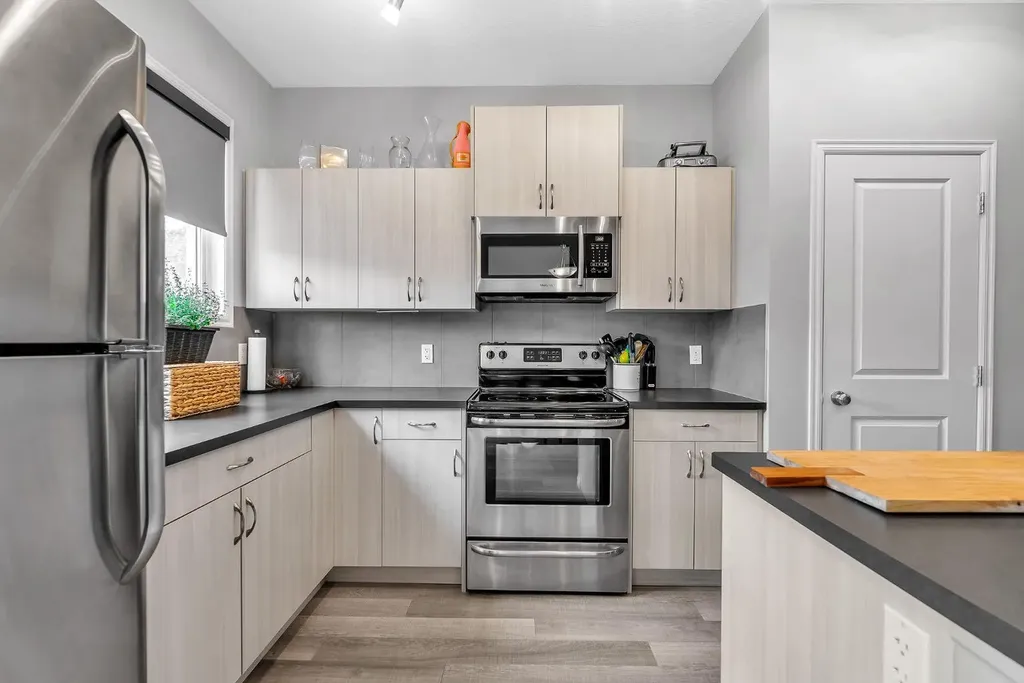 72 Legacy Mews SE Calgary AB T2X 0Y5