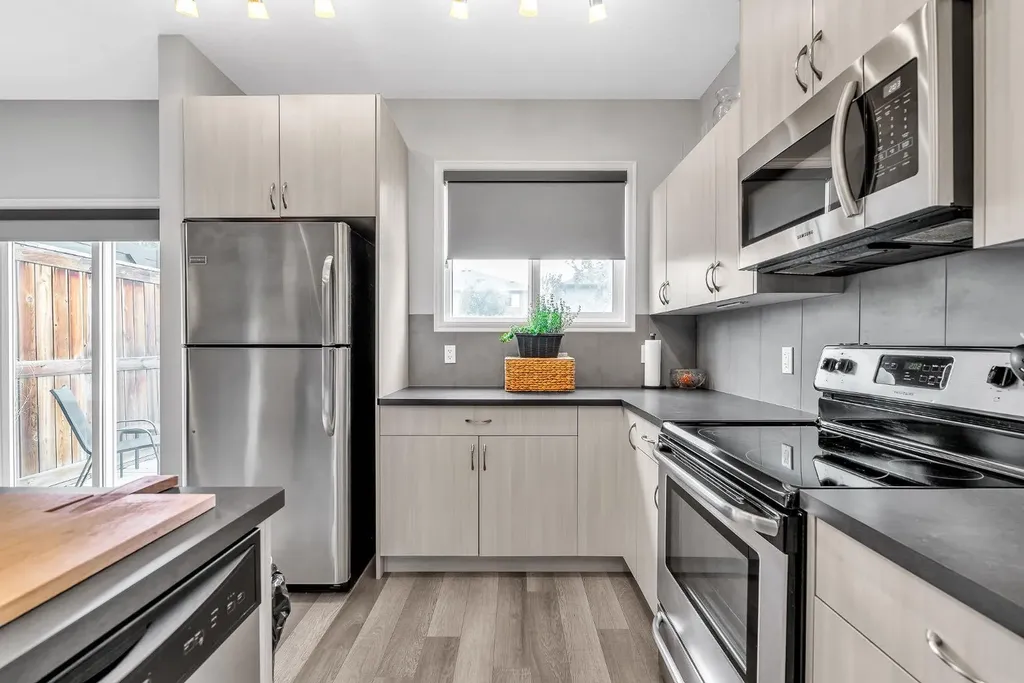 72 Legacy Mews SE Calgary AB T2X 0Y5