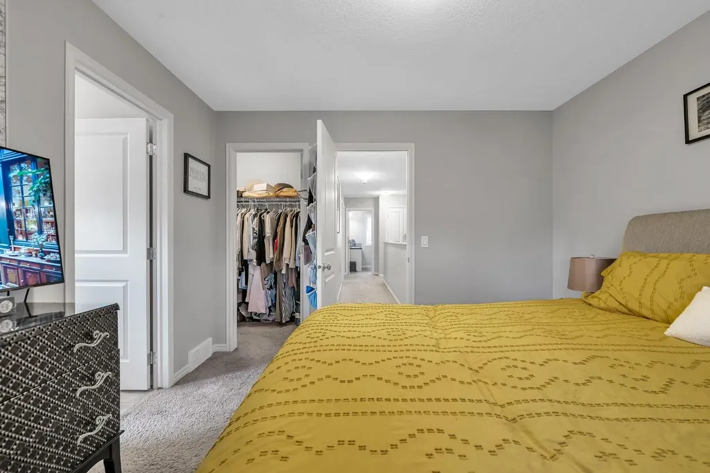 72 Legacy Mews SE Calgary AB T2X 0Y5