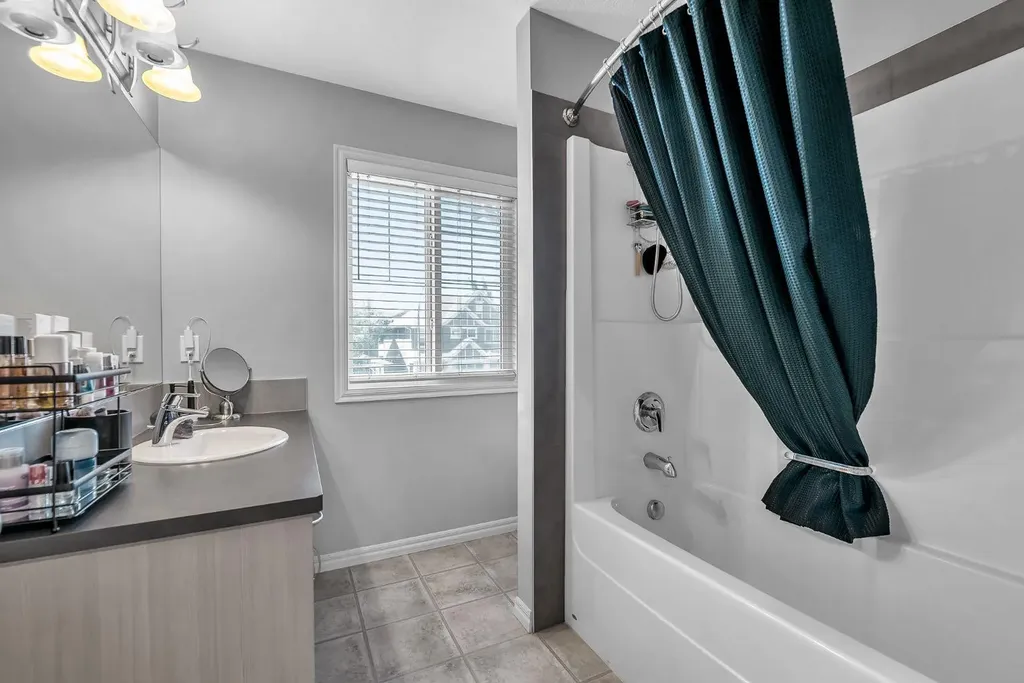 72 Legacy Mews SE Calgary AB T2X 0Y5