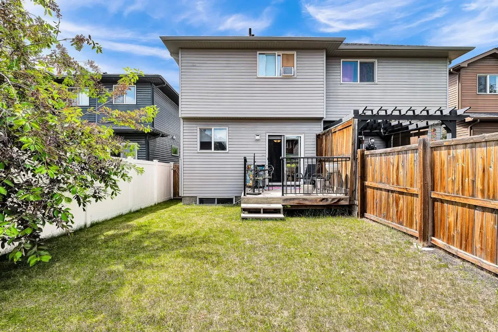 72 Legacy Mews SE Calgary AB T2X 0Y5