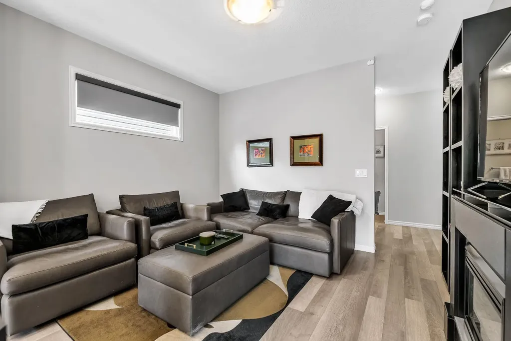 72 Legacy Mews SE Calgary AB T2X 0Y5