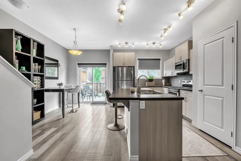 72 Legacy Mews SE Calgary AB T2X 0Y5