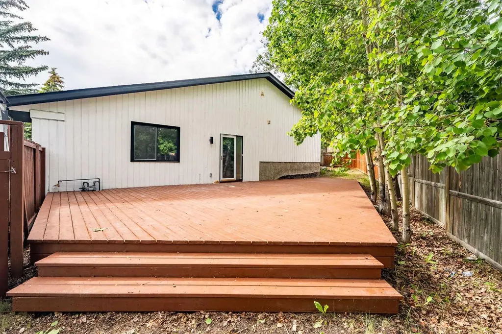 1060 Ranchview Road NW Calgary AB T3G 1R9