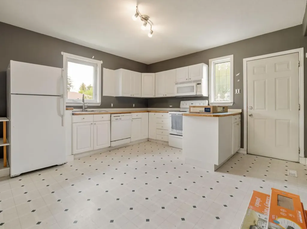 803 6 Street S Lethbridge AB T1J 2E7