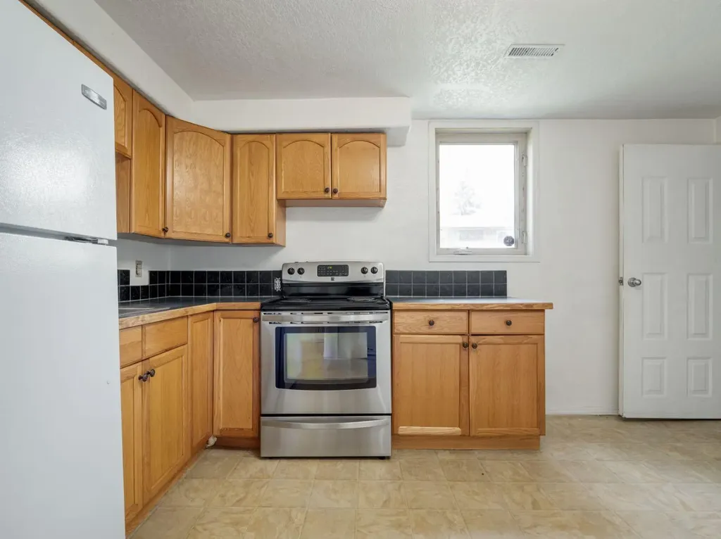 803 6 Street S Lethbridge AB T1J 2E7