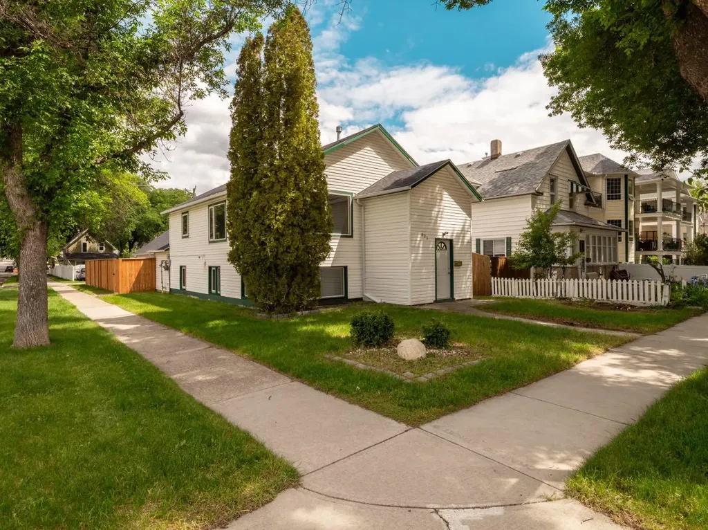 803 6 Street S Lethbridge AB T1J 2E7