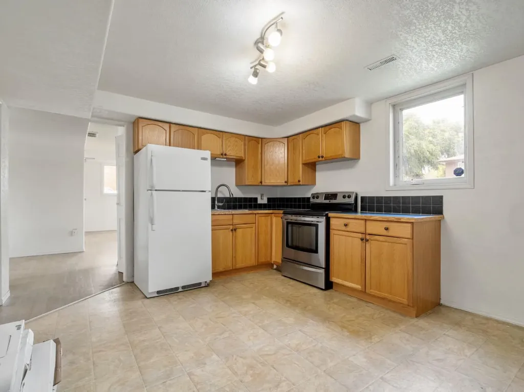 803 6 Street S Lethbridge AB T1J 2E7