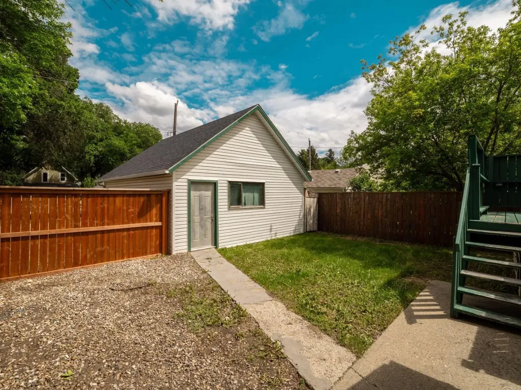 803 6 Street S Lethbridge AB T1J 2E7