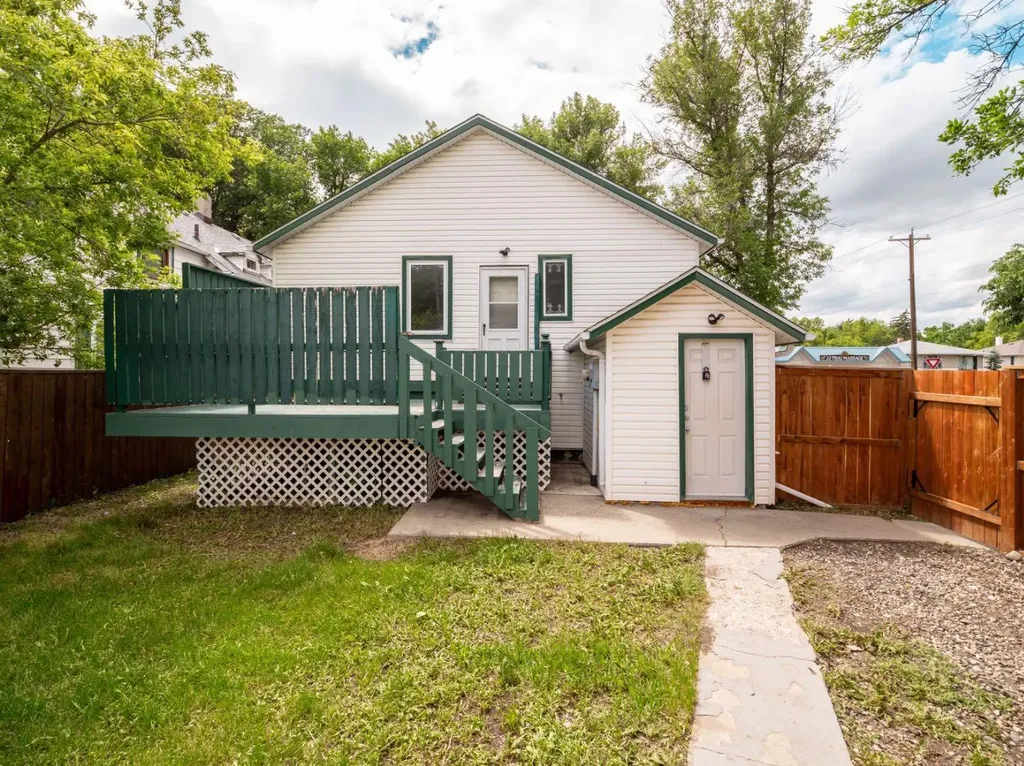 803 6 Street S Lethbridge AB T1J 2E7