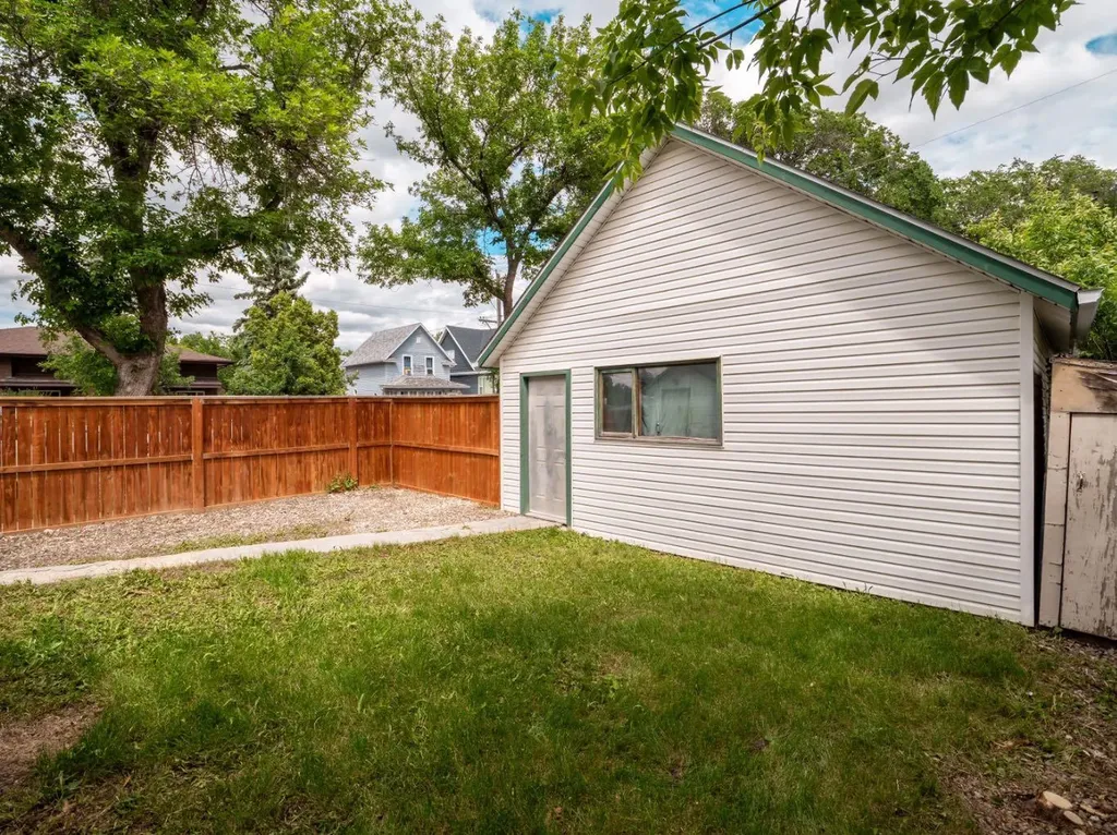 803 6 Street S Lethbridge AB T1J 2E7