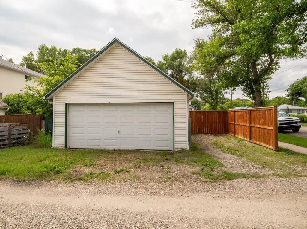 803 6 Street S Lethbridge AB T1J 2E7