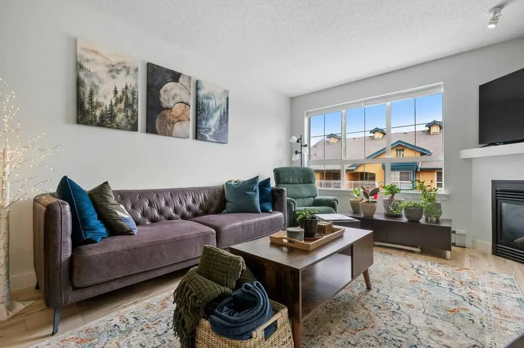 35 Richard Court SW Calgary AB T3E 7N9