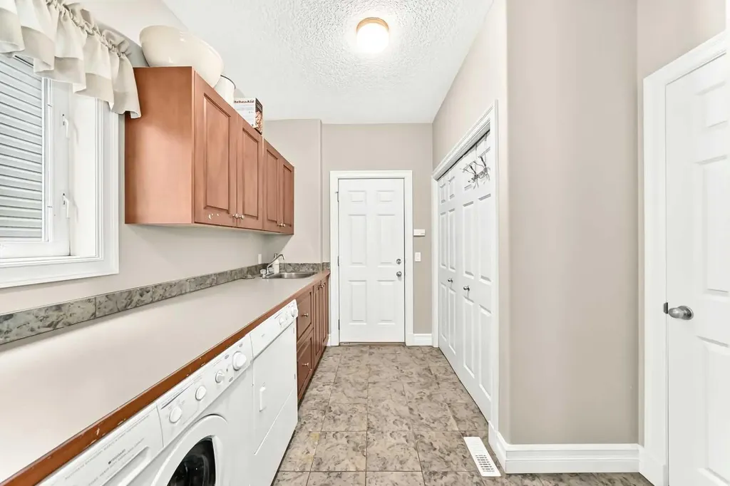 1748 Hidden Creek Way NW Calgary AB T3A6H5