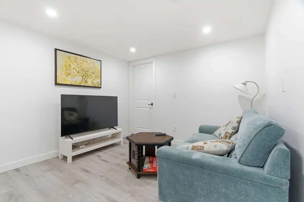 54 Belmont Manor SW Calgary AB T2X 5E4