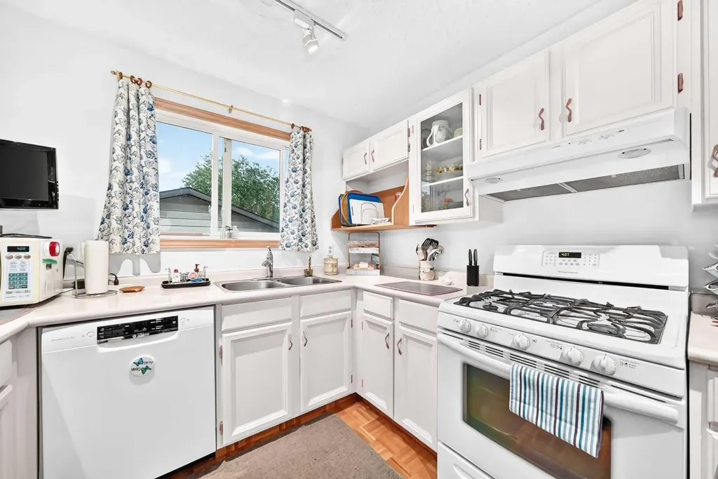 75 Cedardale Crescent SW Calgary AB T2W 4B2