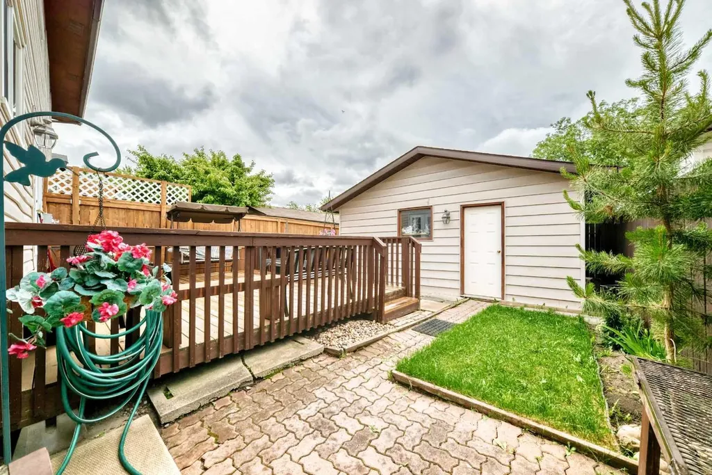 75 Cedardale Crescent SW Calgary AB T2W 4B2