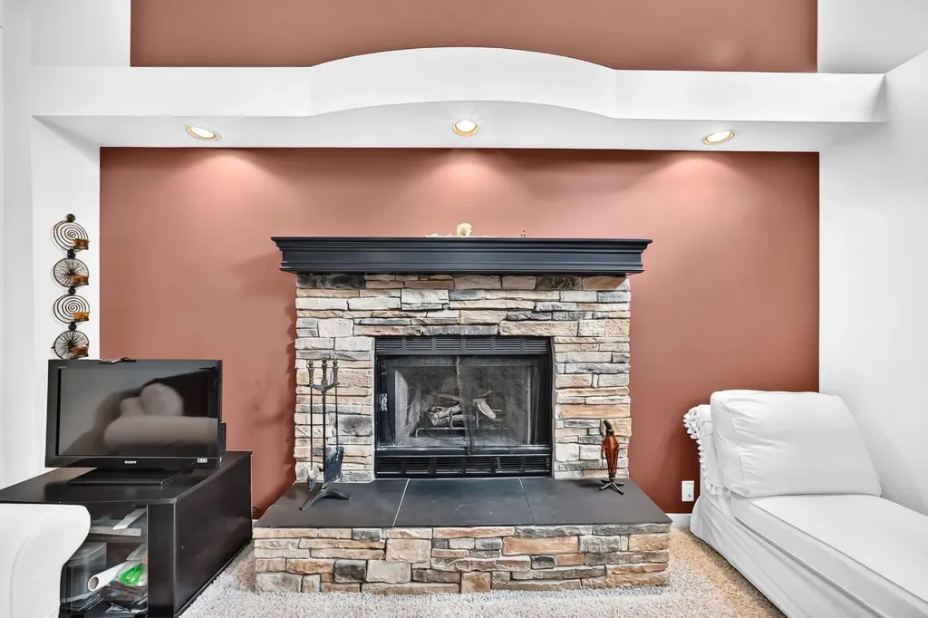 14954 Mt Mckenzie Drive SE Calgary AB T2Z 2L4