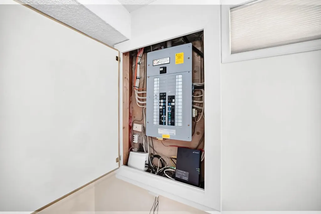 14954 Mt Mckenzie Drive SE Calgary AB T2Z 2L4