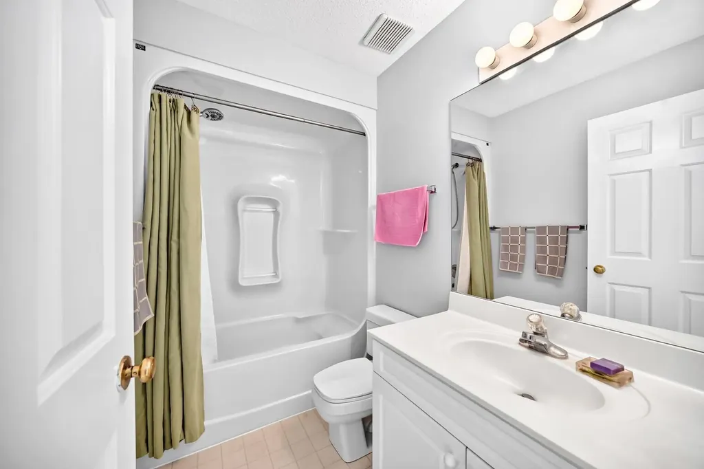 14954 Mt Mckenzie Drive SE Calgary AB T2Z 2L4