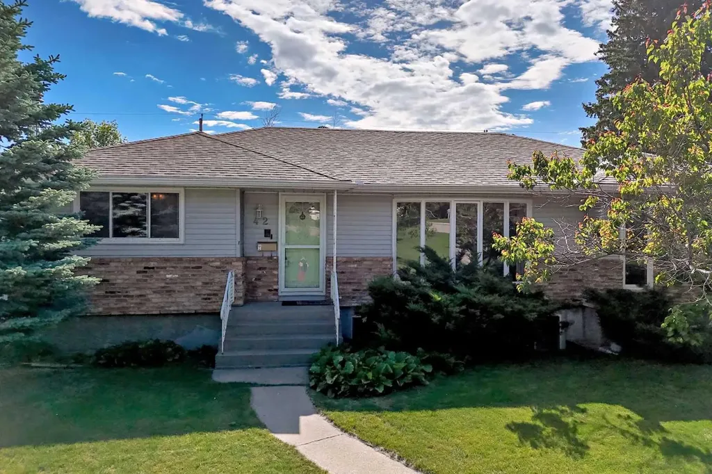 42 Cardiff Drive NW Calgary AB T2K 1R5