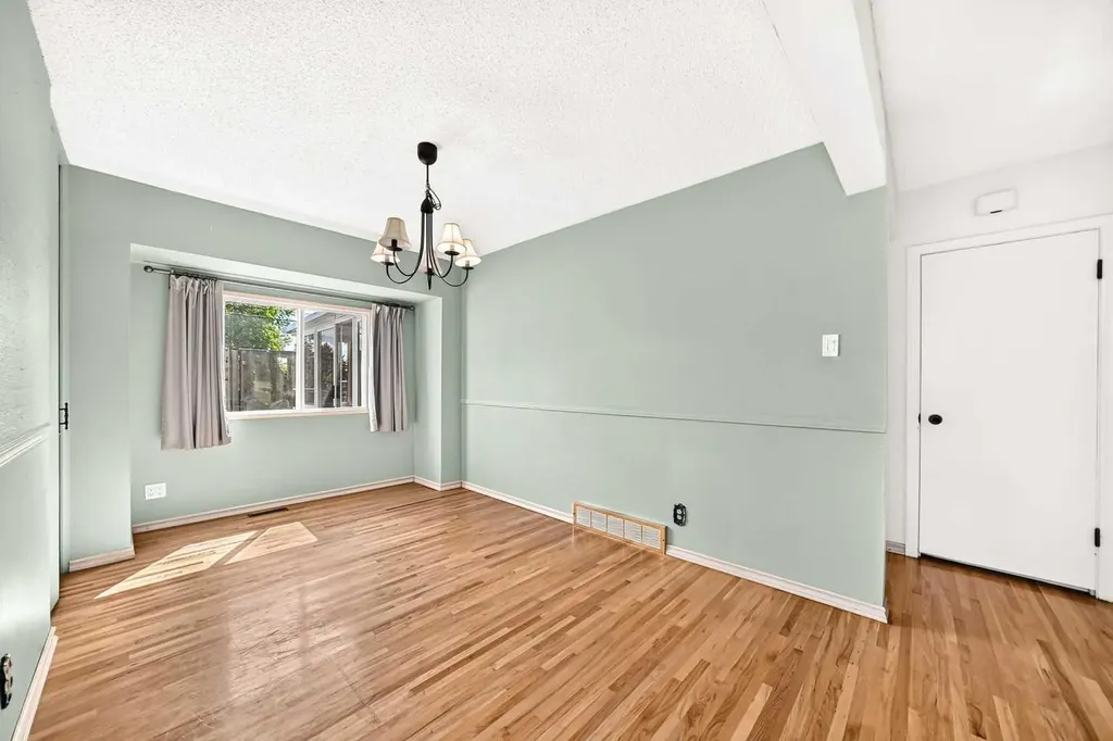 42 Cardiff Drive NW Calgary AB T2K 1R5