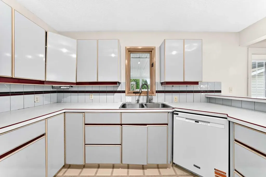 42 Cardiff Drive NW Calgary AB T2K 1R5