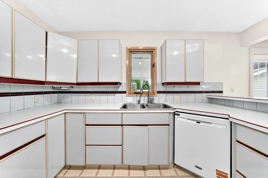 42 Cardiff Drive NW Calgary AB T2K 1R5