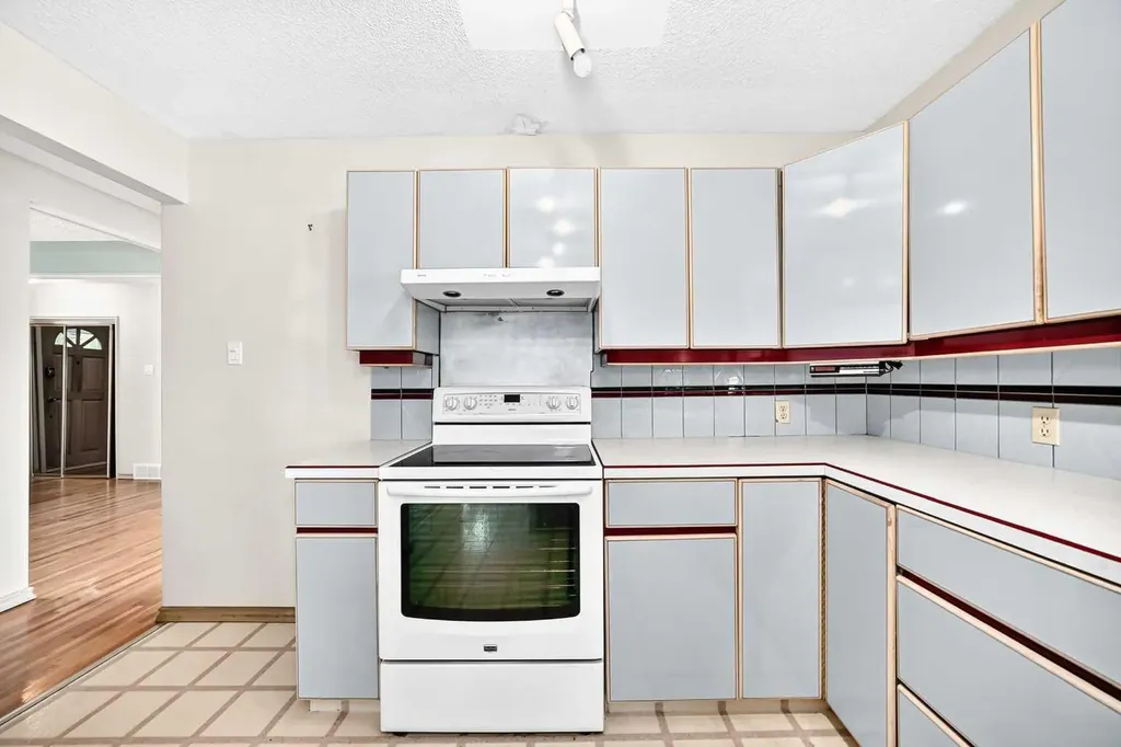 42 Cardiff Drive NW Calgary AB T2K 1R5