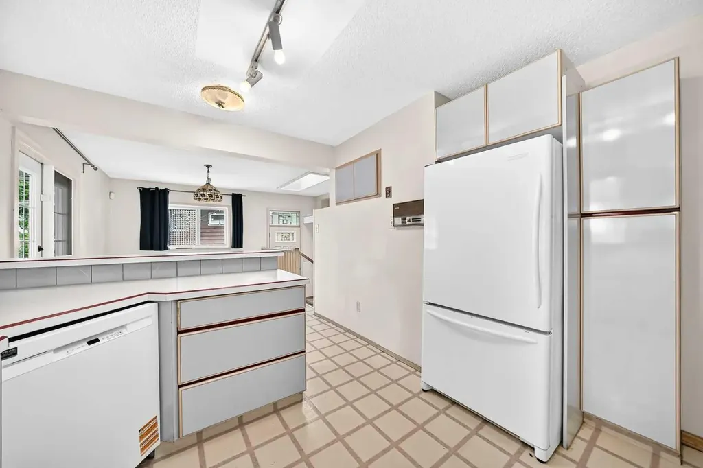 42 Cardiff Drive NW Calgary AB T2K 1R5