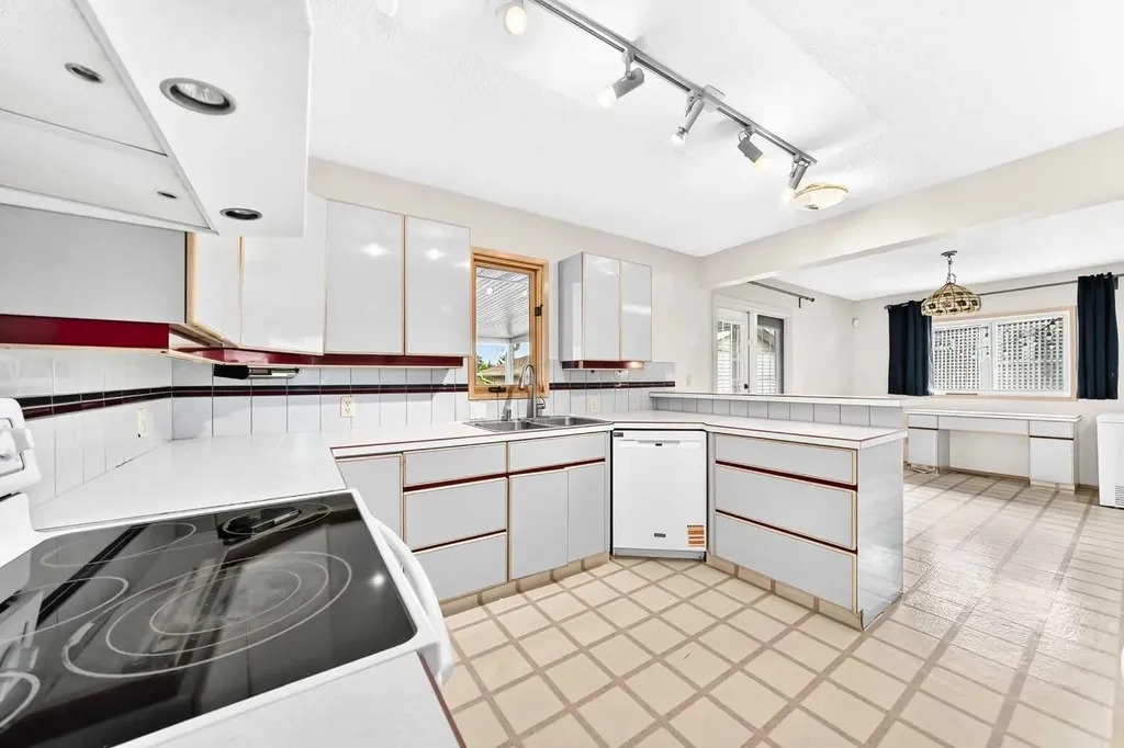 42 Cardiff Drive NW Calgary AB T2K 1R5